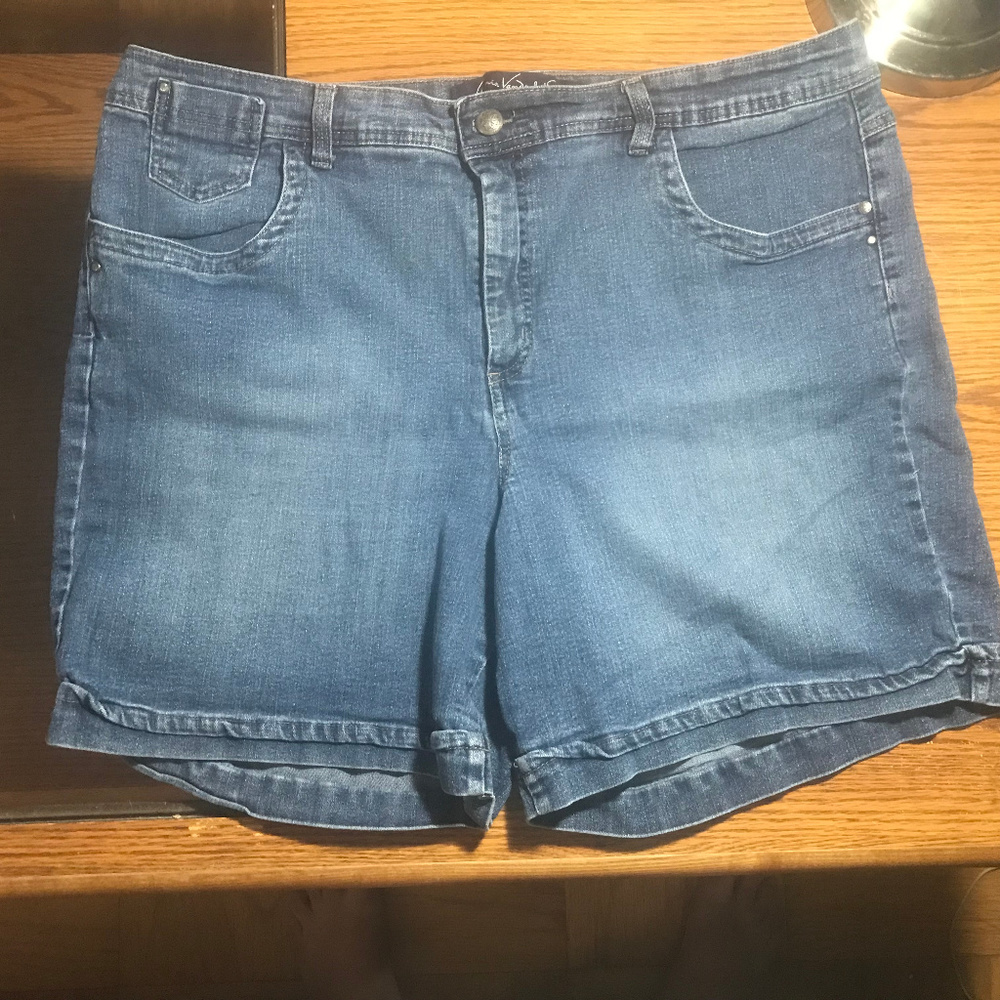 Gloria Vanderbilt perfect fit  denim shorts 22W